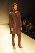 Model walk the ramp for Rajvi Mohan at Van Heusen India Mens Week Day 2 on 3rd Sept 2011 (11).JPG